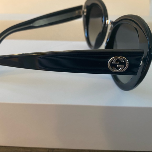 Gucci Sunglasses- classic. Serious buyers only! - Picture 12 of 12